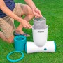 Bestway Skimatic 2-in-1 Filterpumpe mit Einhängeskimmer im Aufbau auf Rasen.