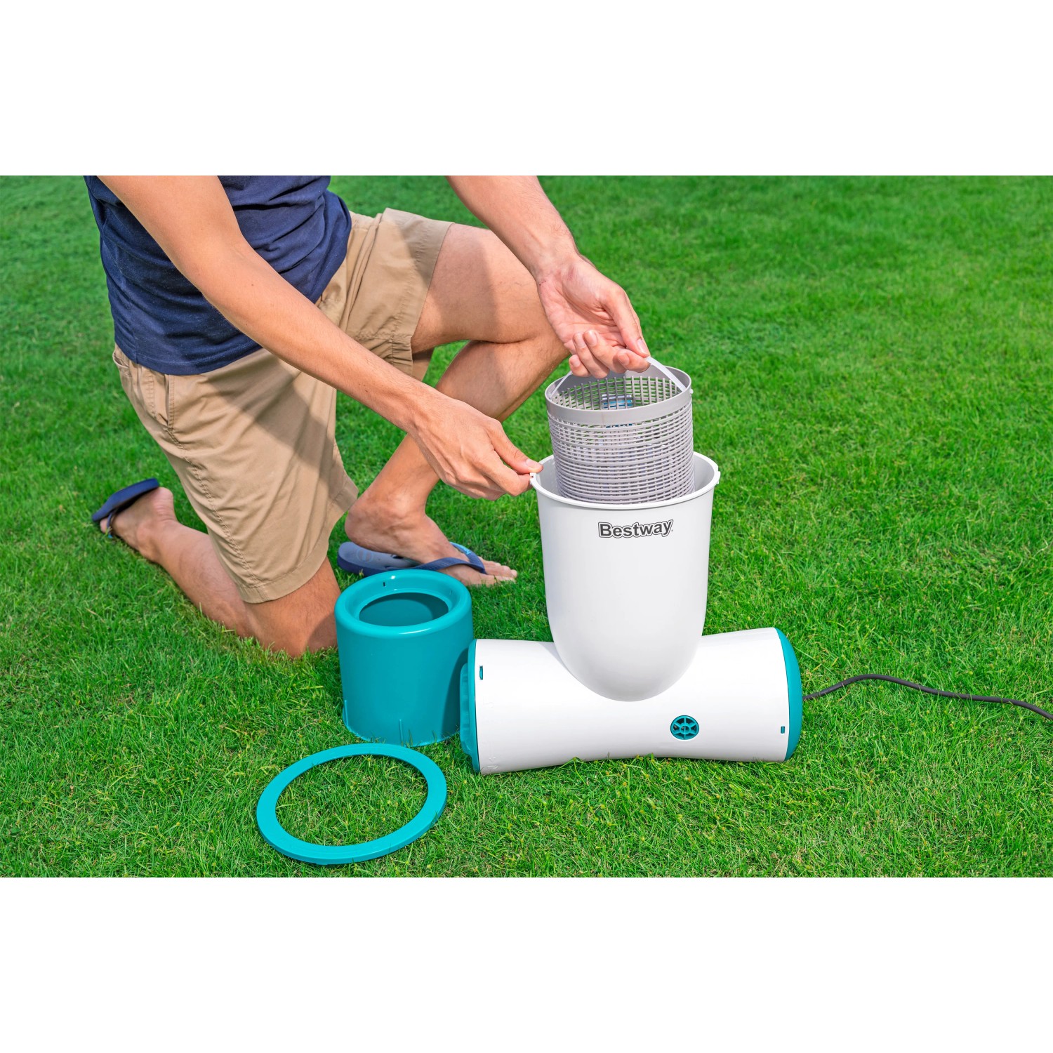 Bestway Skimatic 2-in-1 Filterpumpe mit Einhängeskimmer im Aufbau auf Rasen.