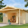 Unbehandeltes Weka Holz-Gartenhaus mit Satteldach und überdachter Terrasse im Garten.
