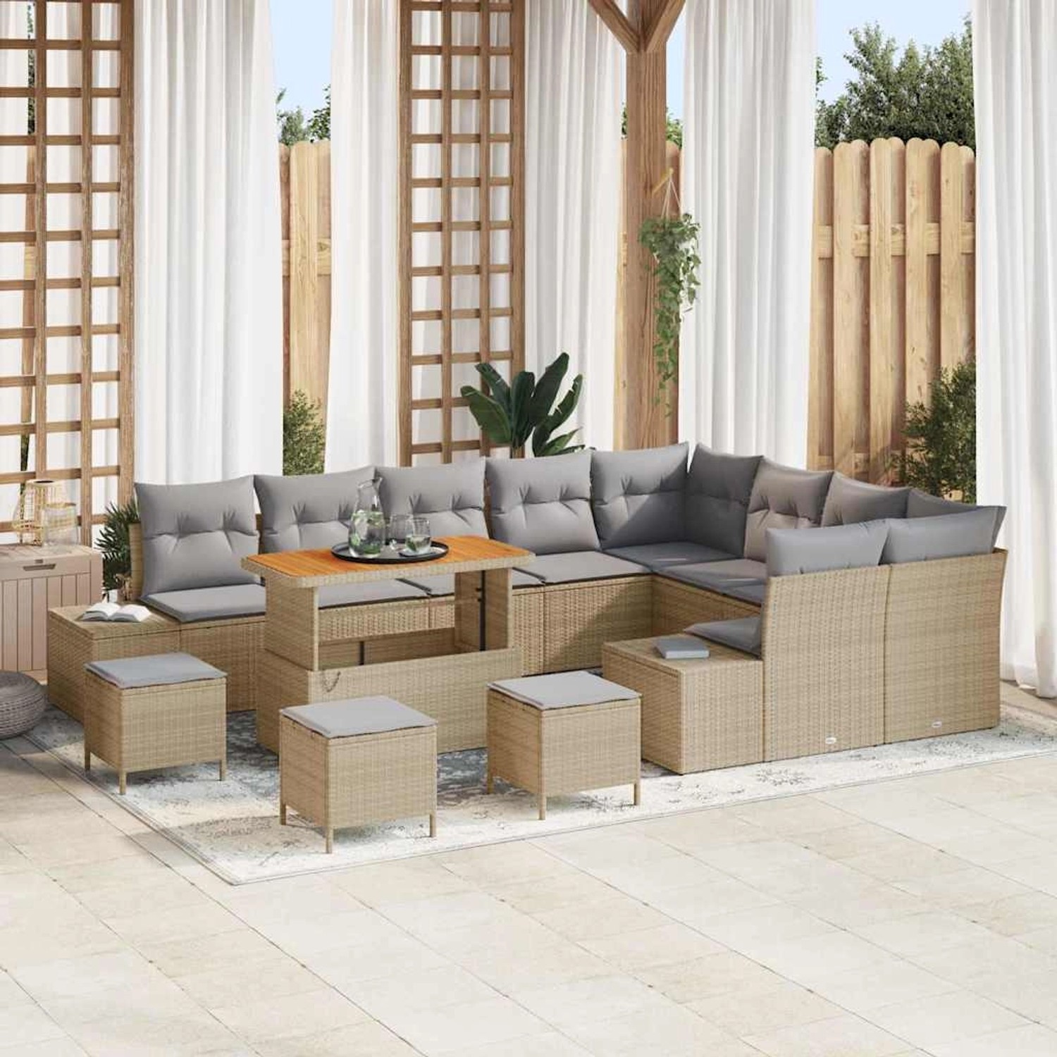 Beiges 13-teiliges vidaXL Garten-Sofa-Set aus Poly Rattan mit Stauraum.