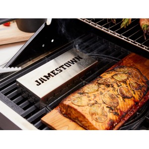 Jamestown Räucherbox aus Edelstahl auf Grill mit Lachs auf Holzbrett. Grillutensil für Raucharoma.