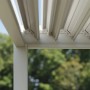 Detailansicht: Weißer Weide Pavillon mit Stahl-Lamellen und Alu-Rahmen.