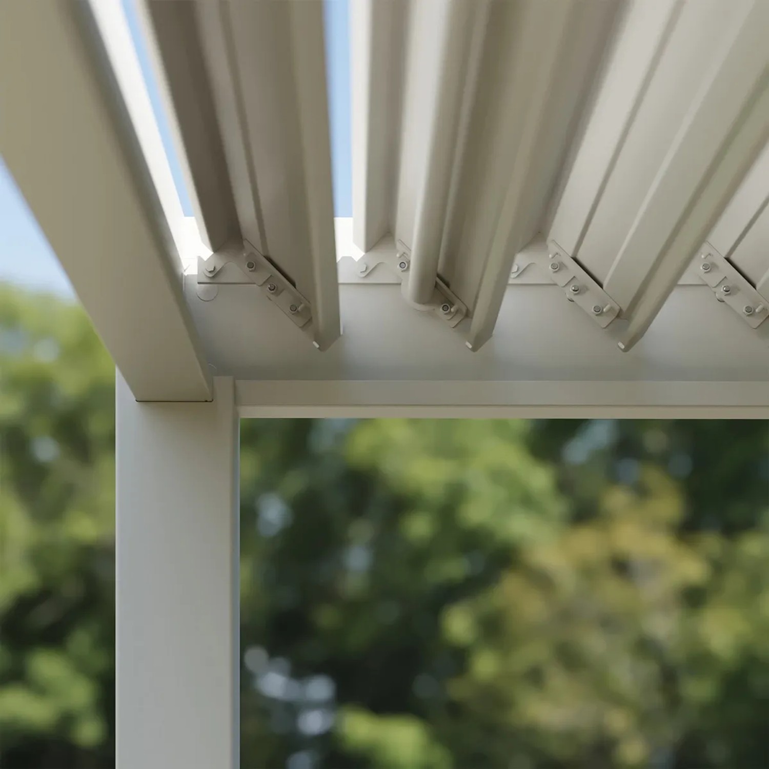 Detailansicht: Weißer Weide Pavillon mit Stahl-Lamellen und Alu-Rahmen.