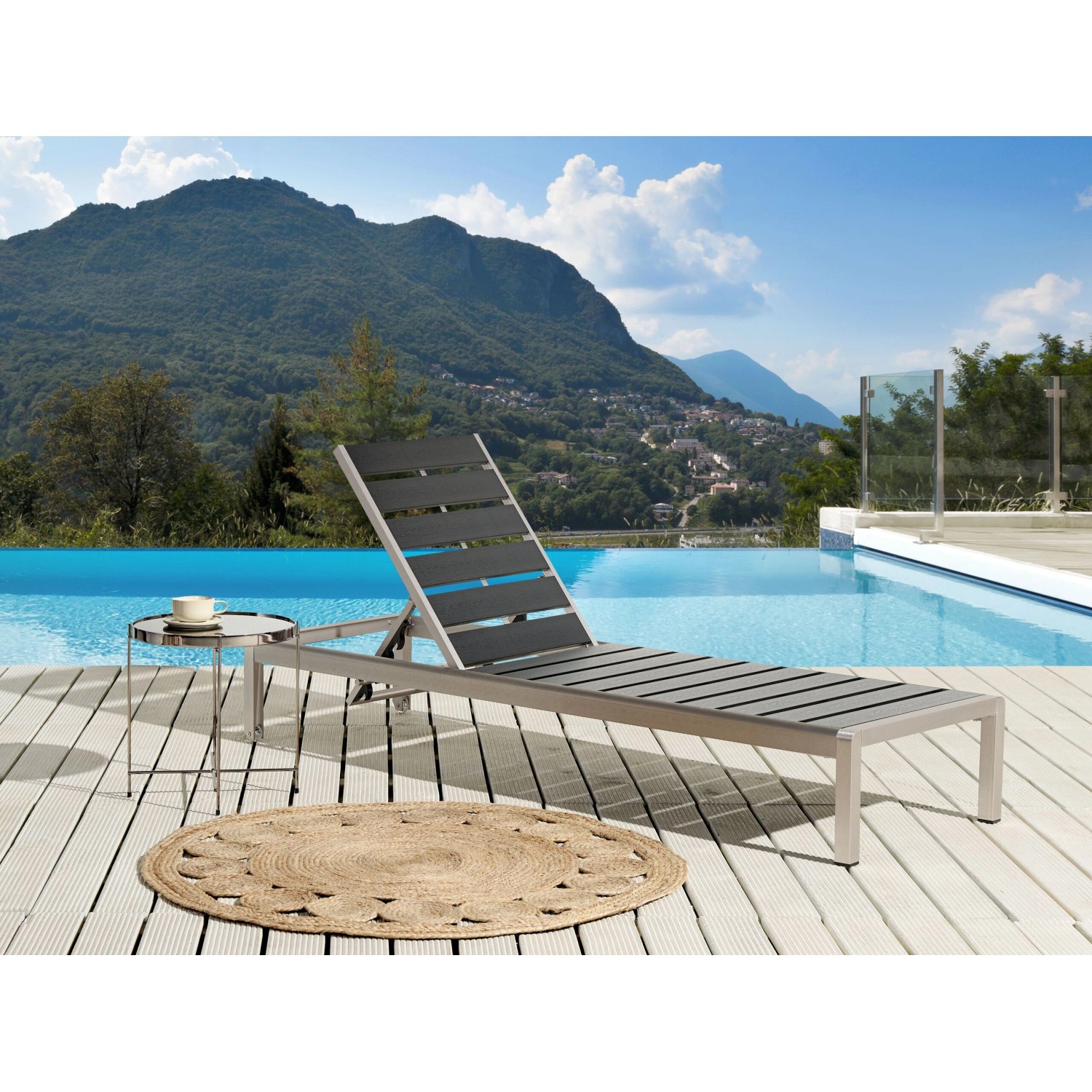 Verstellbare, schwarz-silberne Gartenliege (198x64x29 cm) aus Kunstholz mit Rollen.