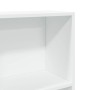 Nahaufnahme eines leeren, weißen Bücherregal-Fachs aus Holzwerkstoff. Glatte Oberfläche für Bücher und Deko.