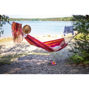 Frau entspannt in pink-orange Amazonas Hängematte Santana am See.