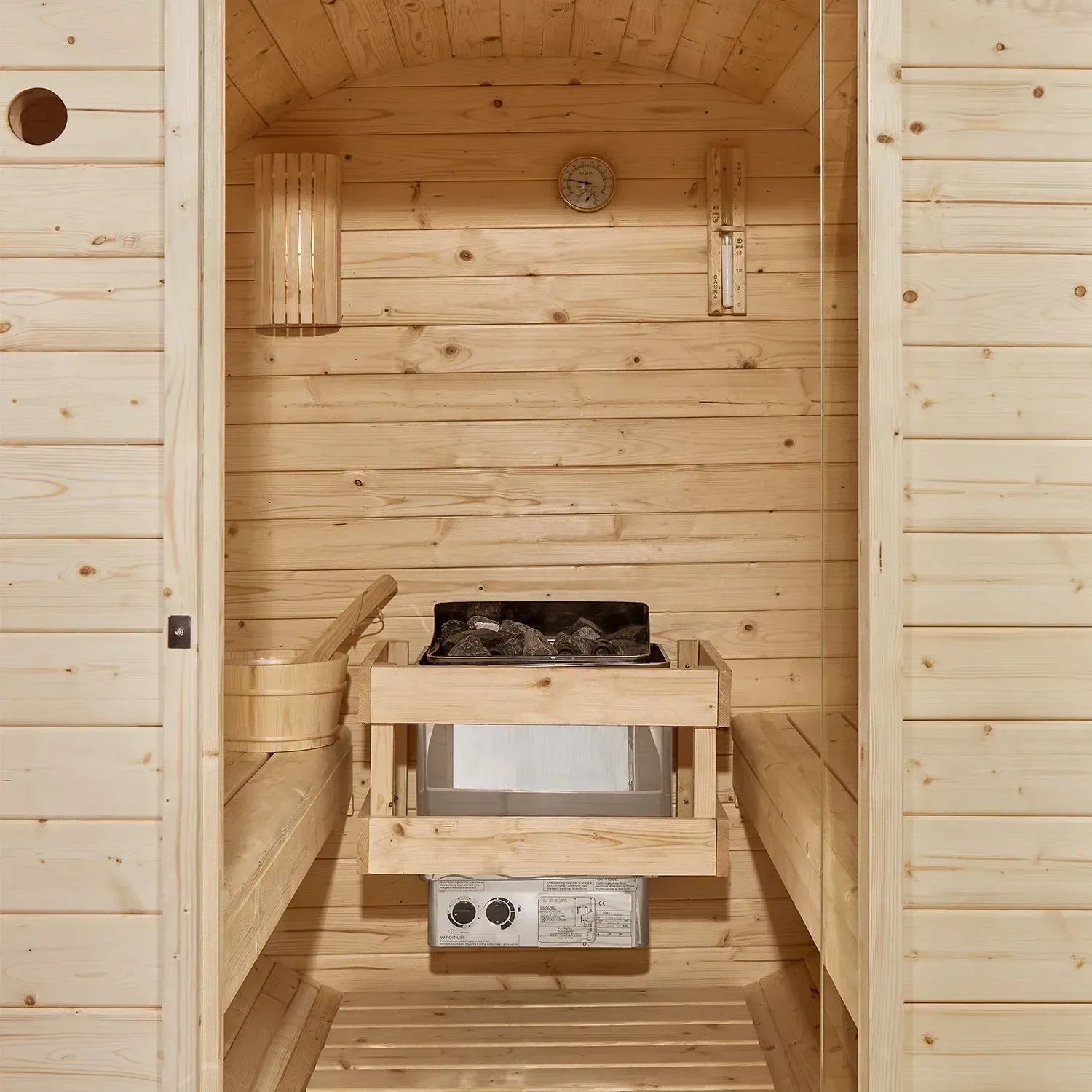 Innenansicht Artsauna Fasssauna Spitzbergen mit Saunaofen und Zubehör.