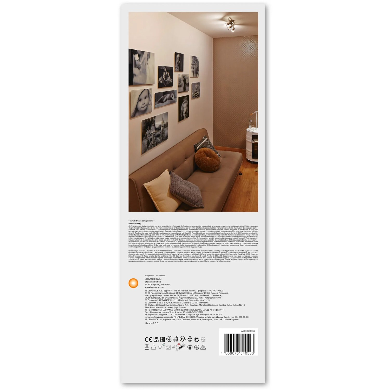 Ledvance LED-Spot, 4-flammig, silber, an der Decke eines Wohnzimmers montiert.
