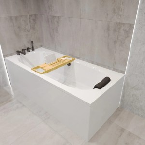 Weiße Rechteck-Badewanne VITAE 170x75 mit AcrylSchürze, Bambus Badewannenablage und schwarzer Armatur in modernem Bad.