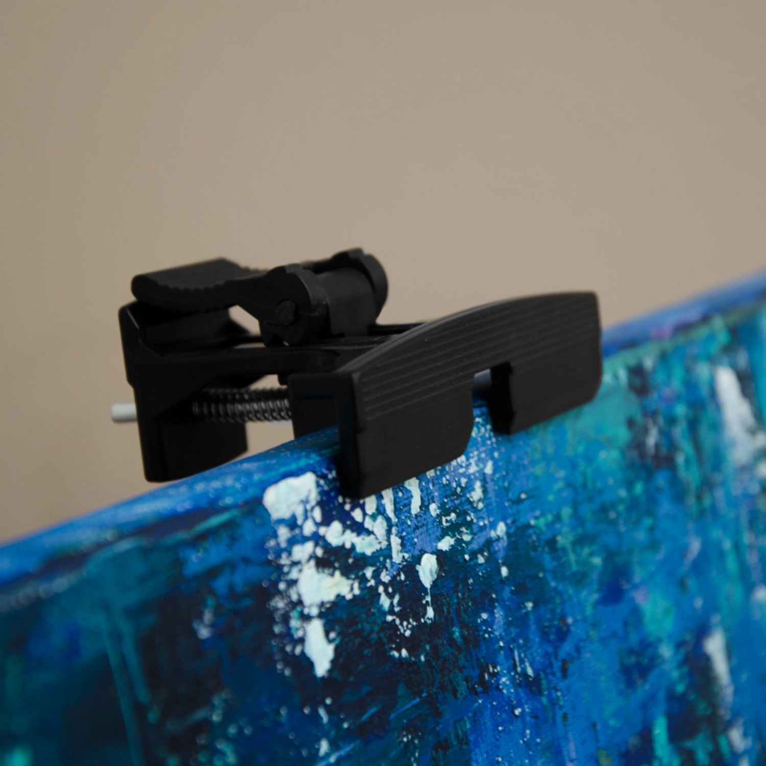 Detail einer schwarzen eyepower Aluminium Staffelei mit Keilrahmenhalterung.