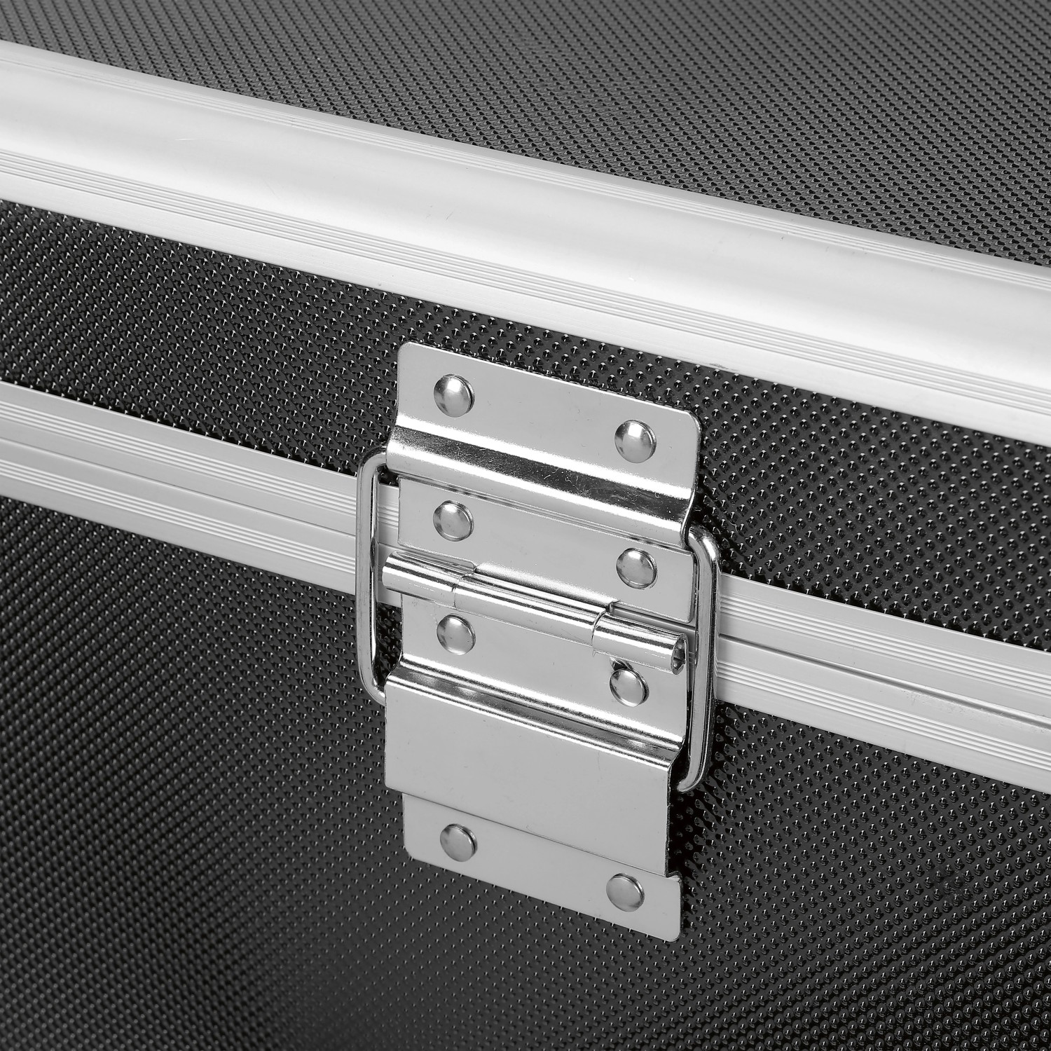 Detailaufnahme: LUX Universalbox aus Aluminium mit silbernem Verschluss, Teil eines 3-teiligen Werkzeugkoffer Sets.