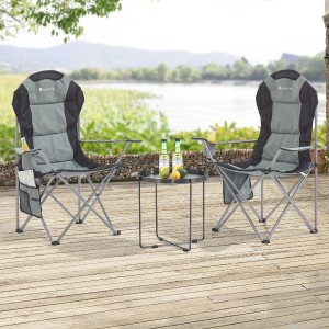 Graue Juskys Campingstühle Lido mit Getränkehalter und Tisch auf einer Terrasse.