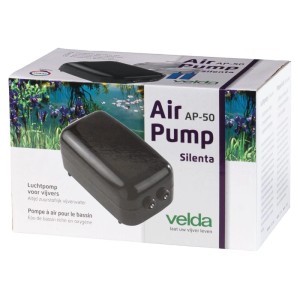 Velda Silenta AP-50 Belüftungset: schwarze Luftpumpe auf weißer Verpackung mit Teichmotiv. Für Sauerstoff im Teich.