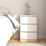 Weißer vidaXL Nachttisch aus Kiefernholz mit 3 Schubladen neben einem Bett.