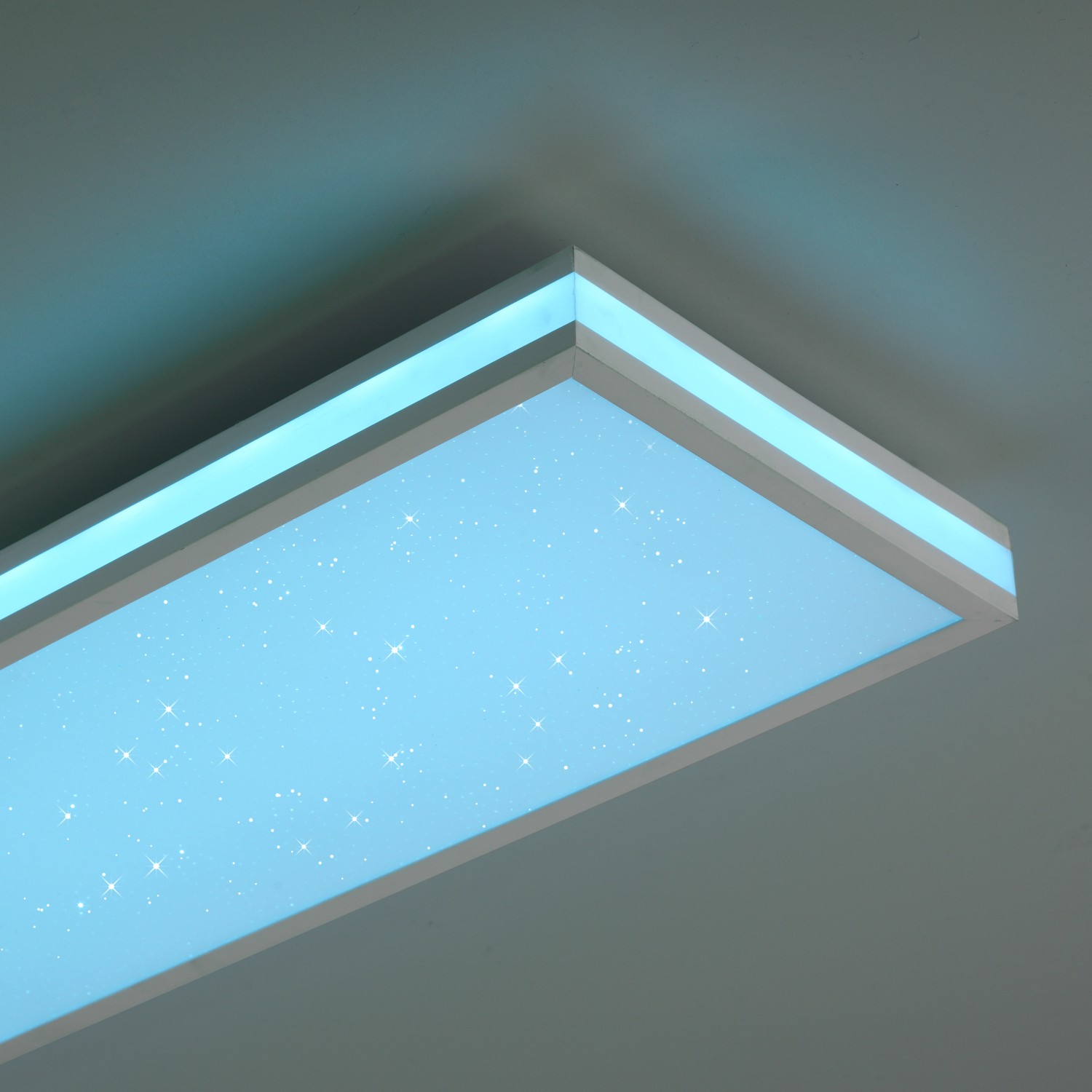 Weißes Just Light LED-Panel Mario 100x25 cm mit Sternenhimmel-Effekt.