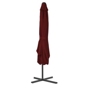Bordeauxroter Sonnenschirm mit Stahl-Mast, zusammengeklappt auf Kreuzfuß. Für Garten und Terrasse.