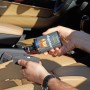 Dr. Wack A1 Lederpflege (250ml) wird auf einen Schwamm aufgetragen, zur Pflege von Autositzen.