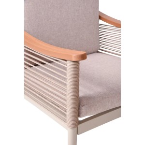 Detailansicht: Stuhl der Garden Pleasure Tischgruppe Tulum, sandbeige mit Polywood Armlehne.