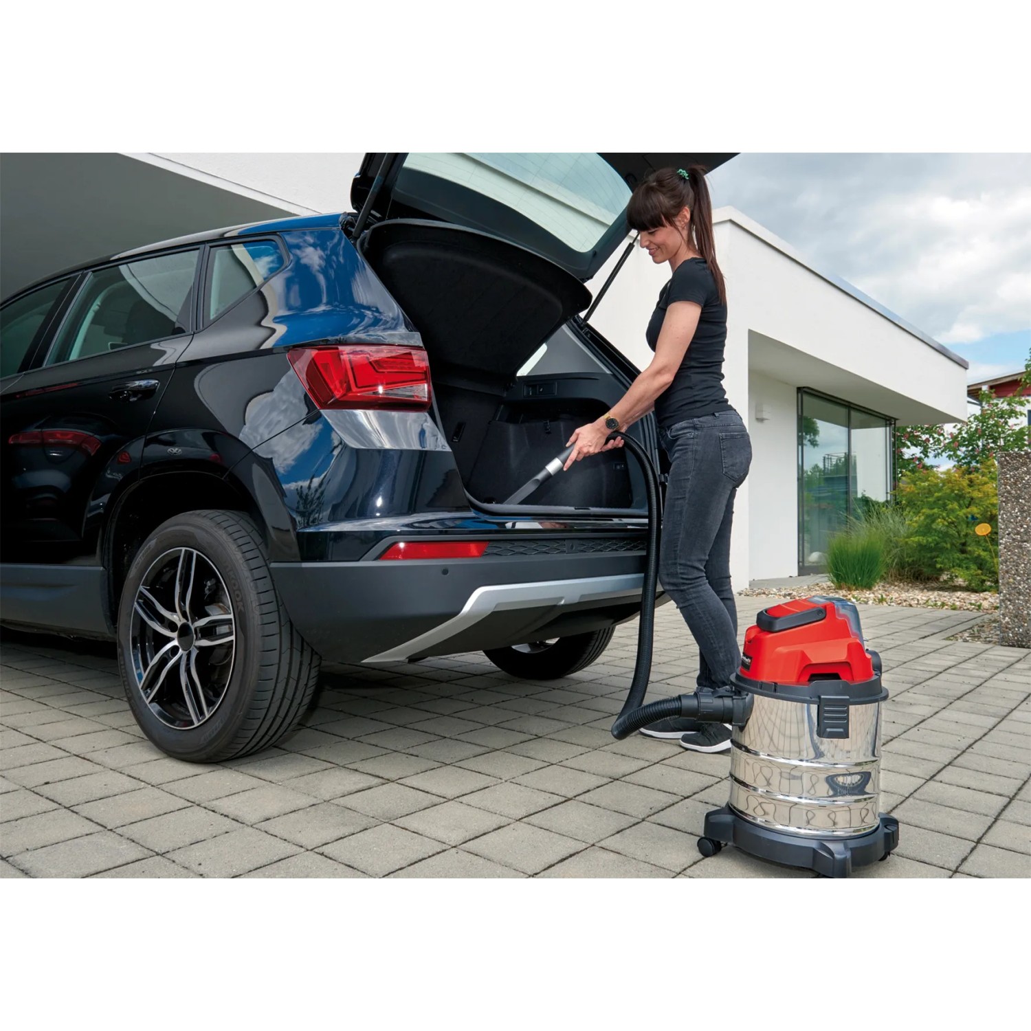 Einhell Akku-Nass-Trockensauger TC-VC 18/20 Li Solo beim Reinigen eines Autokofferraums.