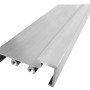 Detailaufnahme der Aluminium-Bodenschwelle einer Nebeneingangstür.