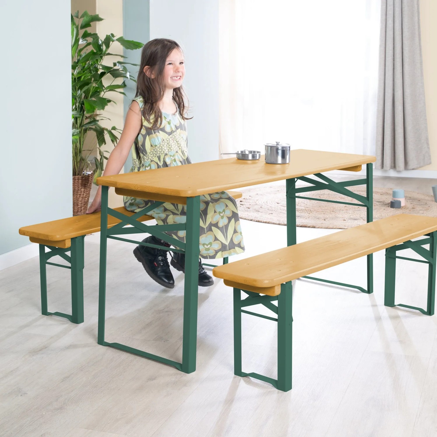 roba Kinderpartygarnitur Natur mit Little Stars Kissen: Kind sitzt an Tisch mit Bänken.