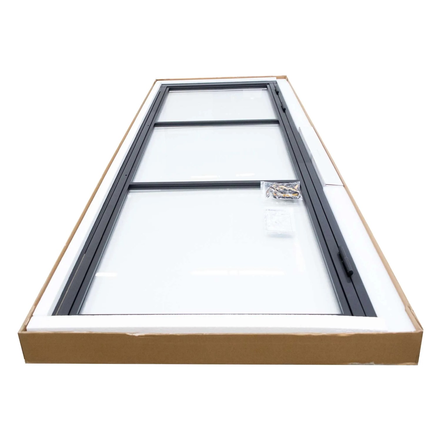Verpackte inova Loft Glastür mit schwarzem Rahmen, Griffstange und Zarge im Komplettset.