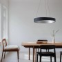 Moderne, dimmbare LED-Pendelleuchte Daelor in Schwarz, 70 cm Durchmesser, über Esstisch.