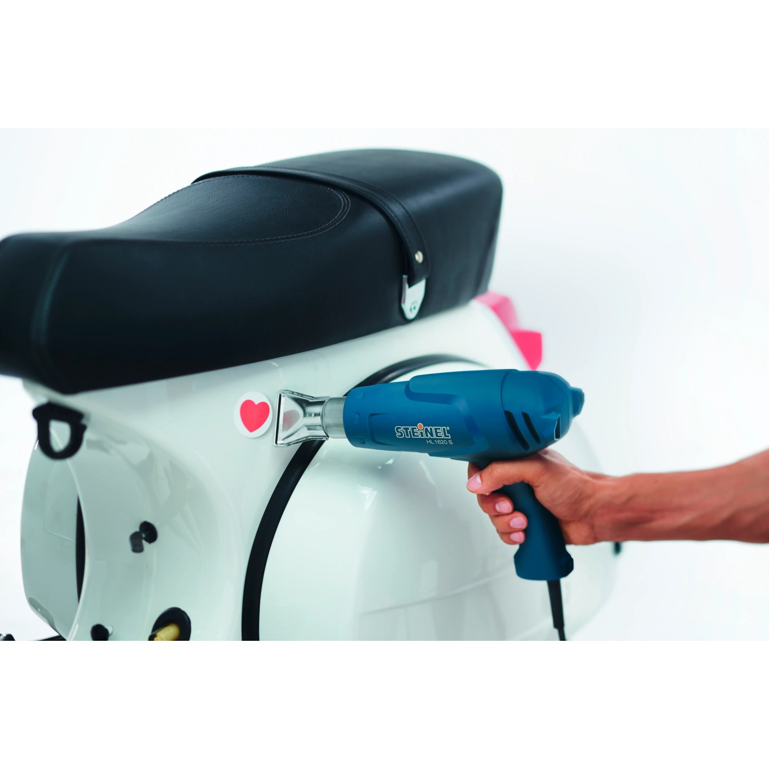 Steinel Heißluftgebläse HL 1620 S beim Folieren eines Motorrollers.