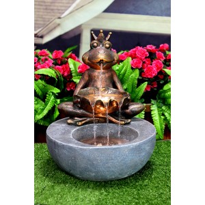 Märchenhafter Gartenbrunnen: Froschkönig aus Kunststein mit LED-Beleuchtung.