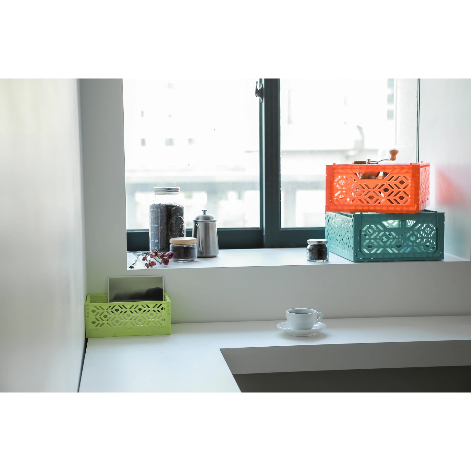 Stapelbare Klappbox-Midi in Türkis, Orange und Grün als Aufbewahrungsboxen im Regal.