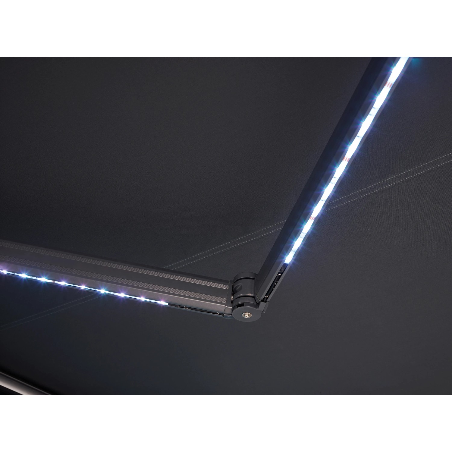 Detailaufnahme: Anthrazitfarbene Kassettenmarkise Bayville mit LED-Beleuchtung.