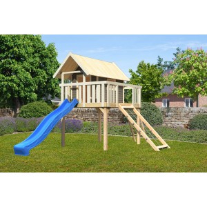 Karibu Stelzenhaus Fidel Set mit blauer Rutsche und Netzrampe im Garten.