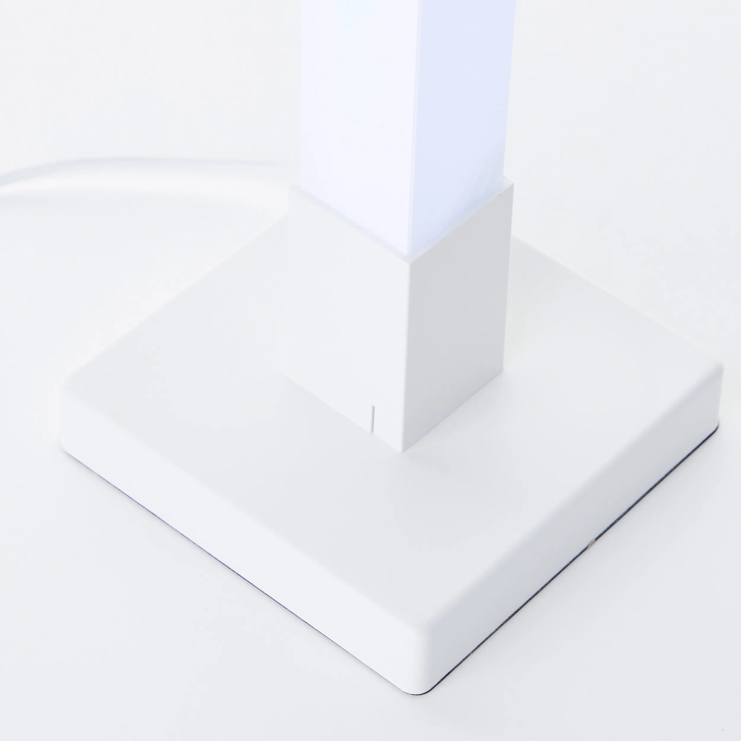 Detailaufnahme der weißen LED-Tischleuchte Neele von Brilliant, Design-Tischlampe.