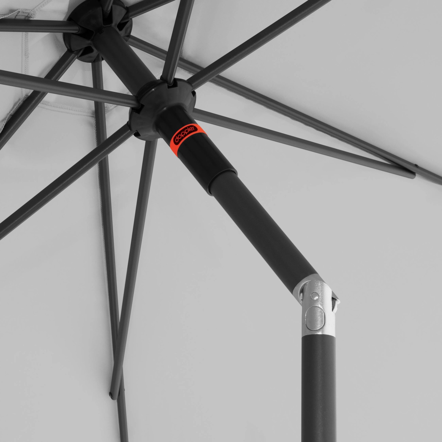 Detailaufnahme: Hellgrauer Doppler Marktschirm MyZone mit Push-Up Mechanik, Blick von unten auf Mast und Streben.