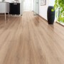 Verlegter Laminatboden Excellent Eiche Nostalgie Altholzstruktur 8 mm im Raum.