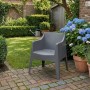 Dunkelgrauer Kunststoff Gartenstuhl Henri, 4er Set, auf Terrasse. Stapelbarer Loungestuhl für Garten & Outdoor.