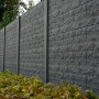 Graue Betonzaun-Platte Casa Borsika als Sicht- und Lärmschutz im Garten.
