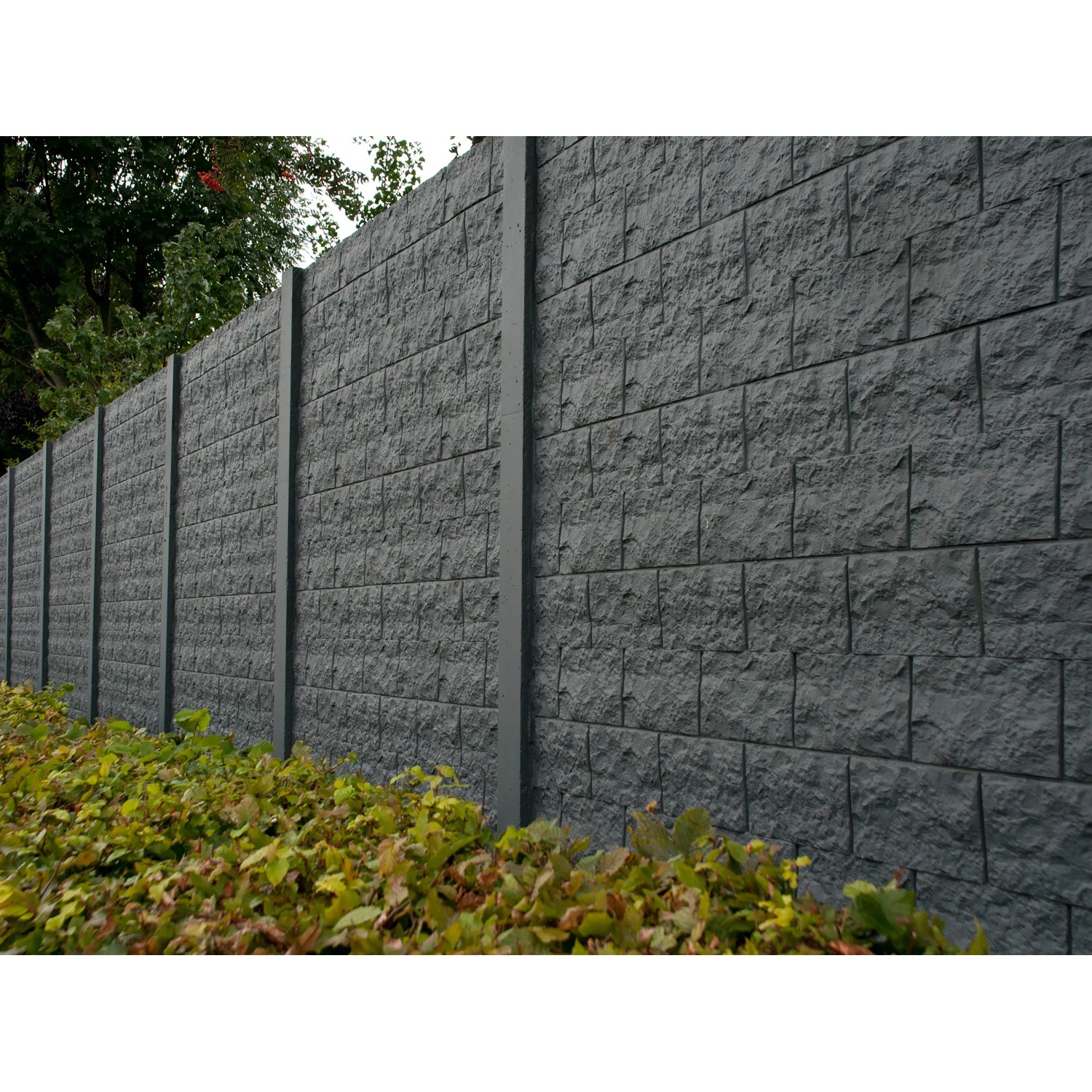 Graue Betonzaun-Platte Casa Borsika als Sicht- und Lärmschutz im Garten.