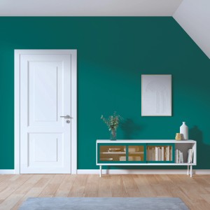 Wohnraum mit CREATE! Wandfarbe Marit Pfauengrün, matt. Tür, Sideboard und Deko vor grüner Wand.