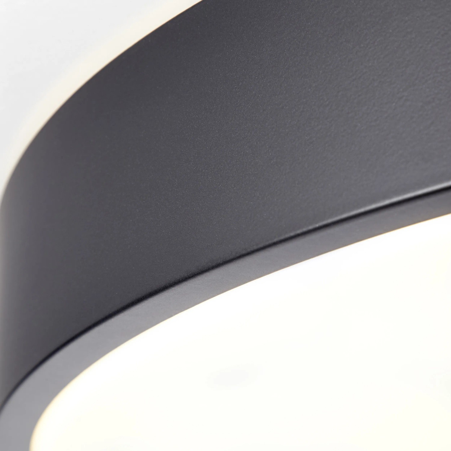 Detailaufnahme: Runde, dimmbare LED-Deckenleuchte Slimline in Schwarz und Weiß.