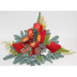 Rotes Grabgesteck Nobilis (ca. 60 cm) mit Tanne, Zapfen und Trockenblumen.