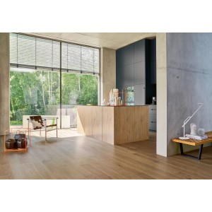 Verlegtes, matt lackiertes Parador Parkett Trendtime 4 Living Eiche Nougat in modernem Wohnraum.