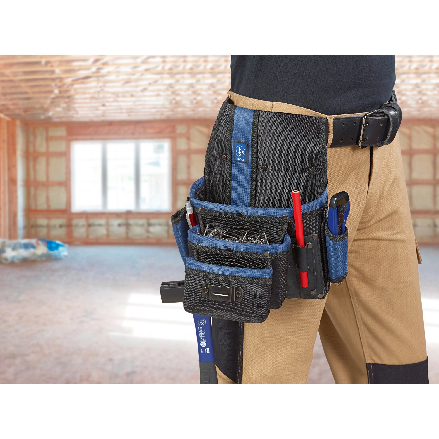 LUX Nageltasche aus Nylon mit 3 Fächern am Arbeitsgürtel, gefüllt mit Werkzeug.