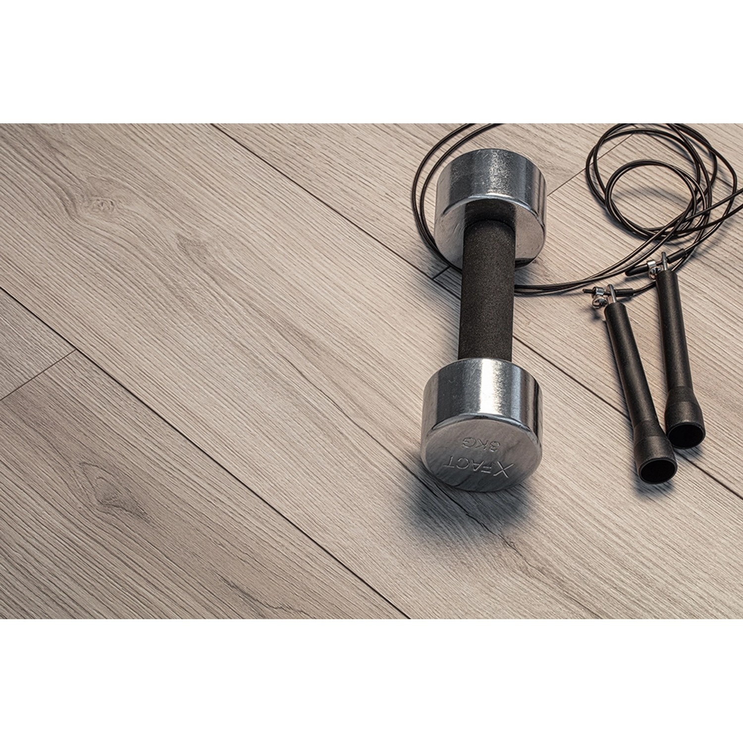 Kaindl Poseidon Laminat Bali Oak, wasserfest, mit Hantel und Springseil auf dem Boden.