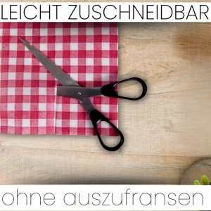 Sensalux Tischdecke Karo: Zuschneiden mit Schere auf Holztisch.