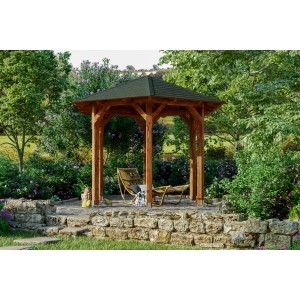 Skan Holz Pavillon Colmar 1 aus Douglasie, Ø 360 cm, Nussbraun, mit Dach und Sitzgelegenheit im Garten.