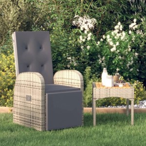 Grauer verstellbarer Gartensessel aus Poly Rattan mit dunkelgrauen Kissen im Garten.