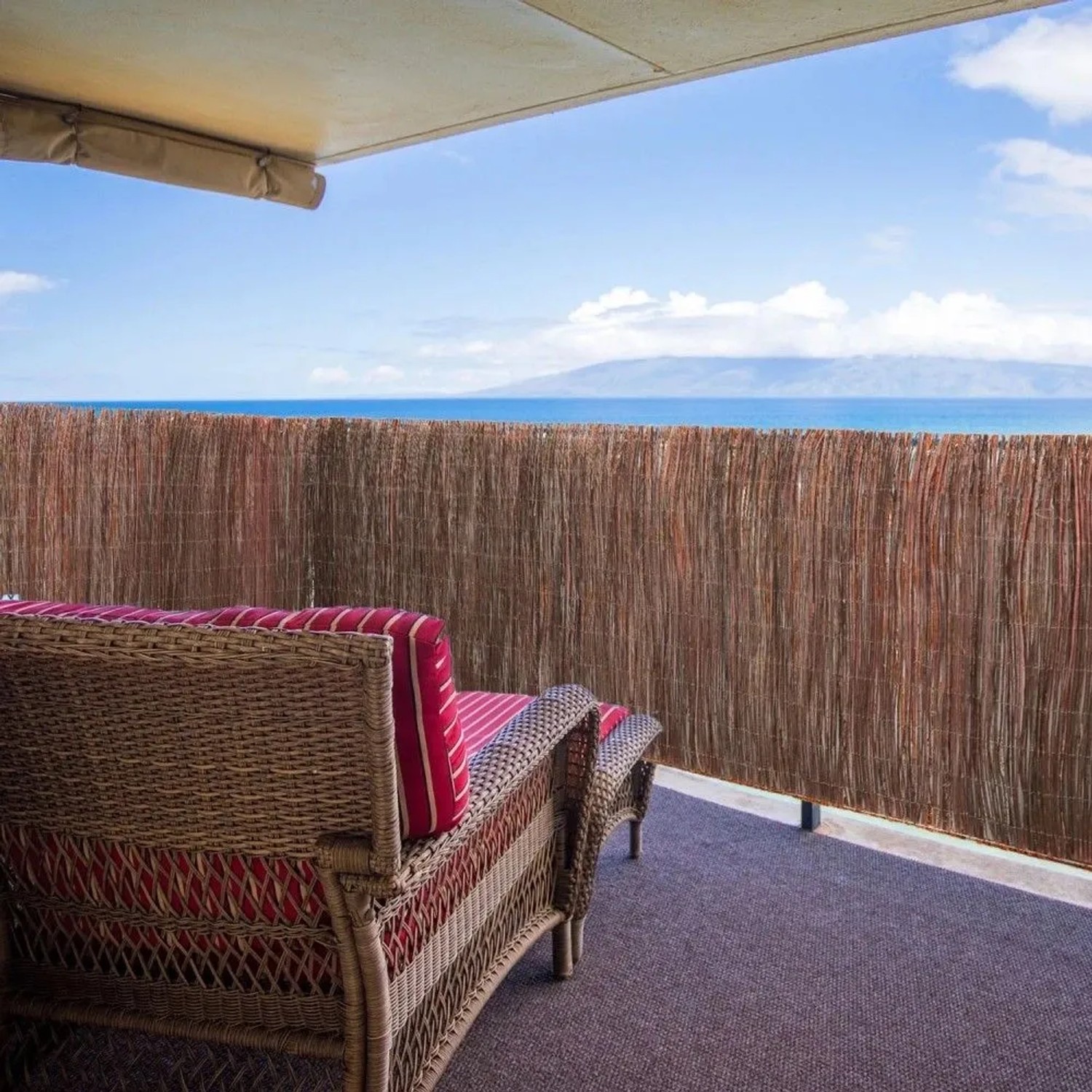 Brauner urfence Weiden-Sichtschutz auf Balkon mit Meerblick. Schützt vor Blicken, ideal für Zaunbau & Terrasse.