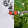 Gardena Winkelhahnstück mit Schlauch am Wasserhahn, 26,5 mm/33,3 mm Anschluss.
