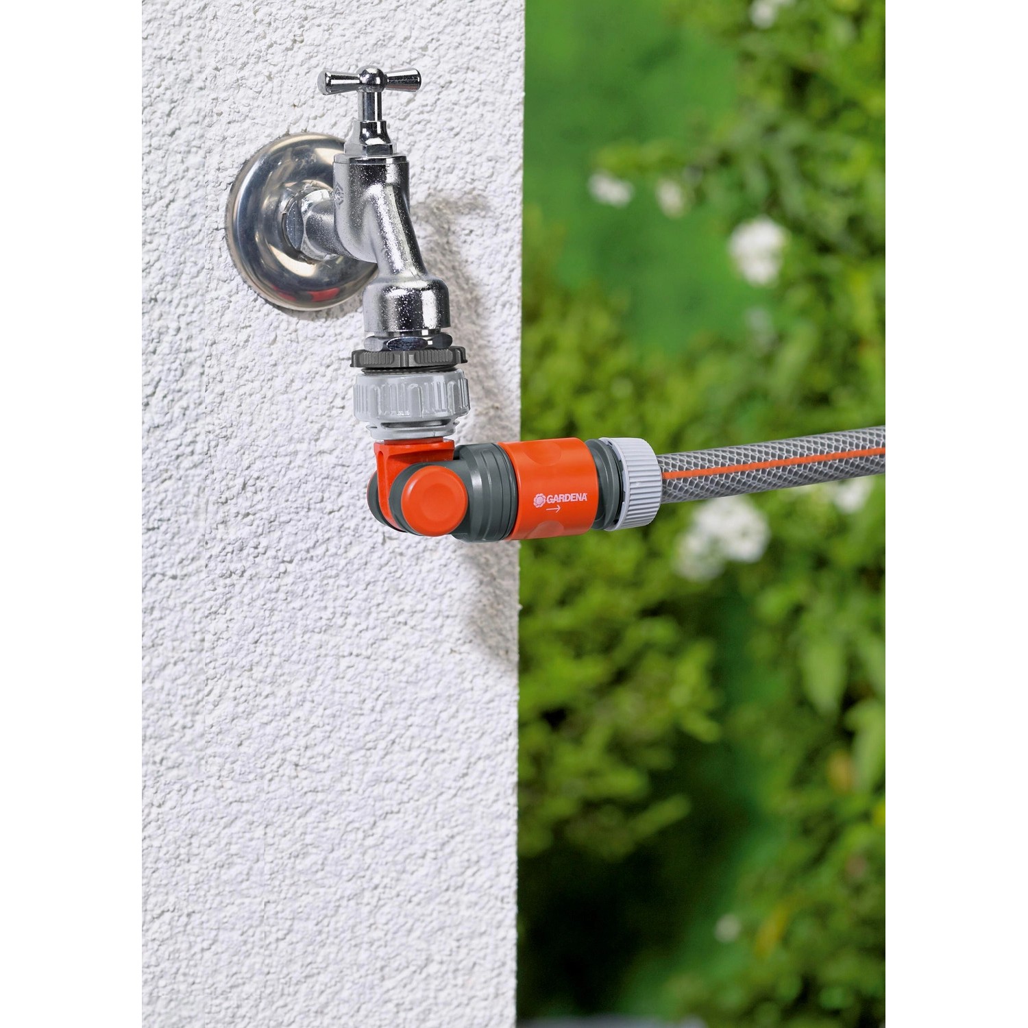 Gardena Winkelhahnstück mit Schlauch am Wasserhahn, 26,5 mm/33,3 mm Anschluss.